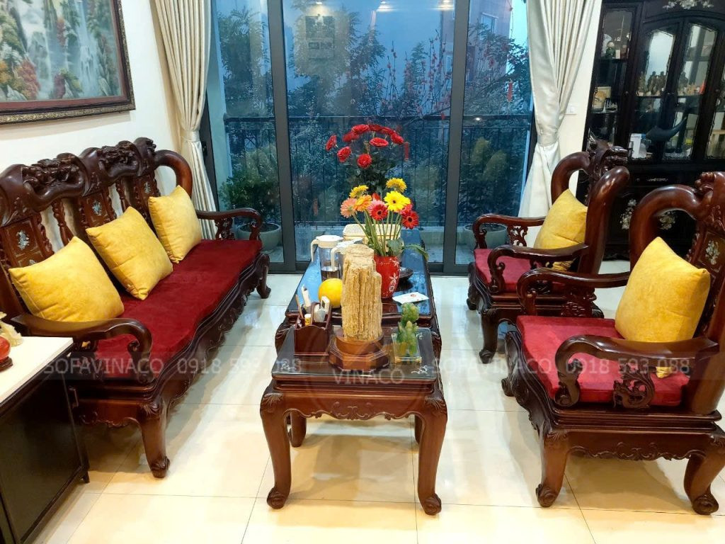 Mẫu ghế gỗ bọc đệm vải nhung vân đá, tạo điểm nhấn độc đáo cho không gian phòng khách.