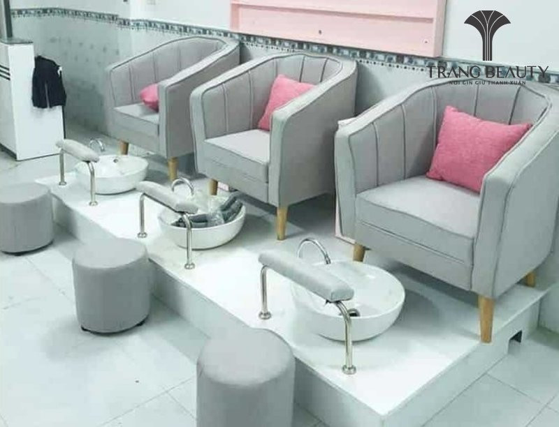 Mẫu ghế làm móng chân chân gỗ tăng thêm tính thẩm mỹ cho không gian nội thất