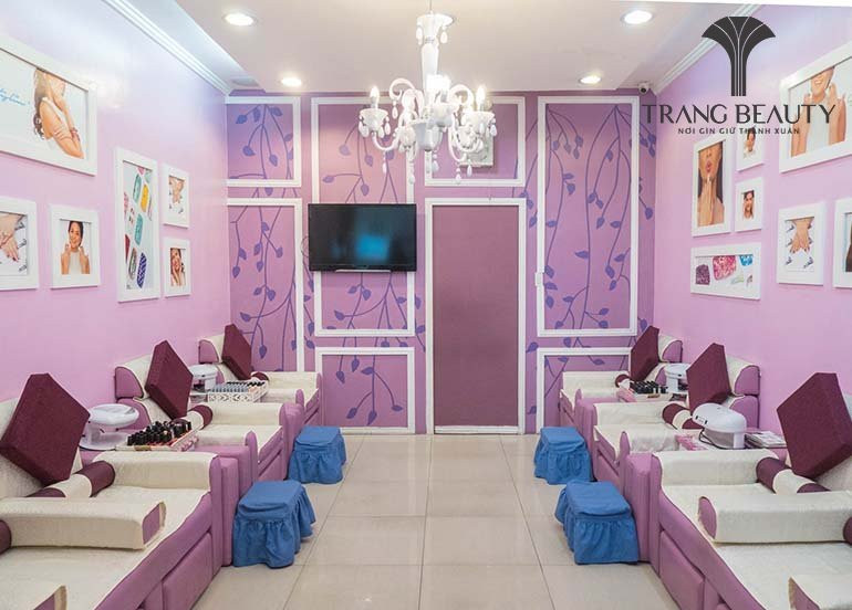 Mẫu ghế làm móng chân theo dãy mang đến trải nghiệm thân thiện hơn cho khách hàng