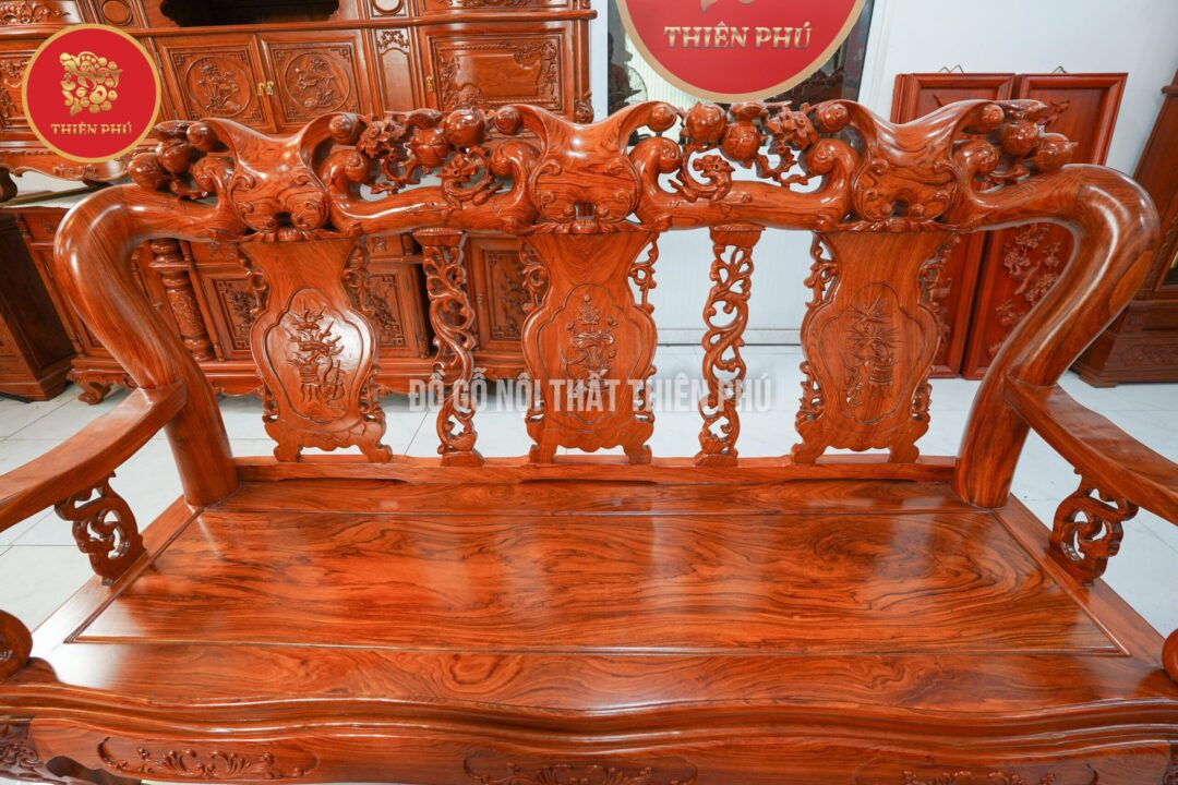 Màu sắc và vân gỗ hương tự nhiên của bộ bàn ghế Minh Quốc, minh chứng chất lượng cao cấp.