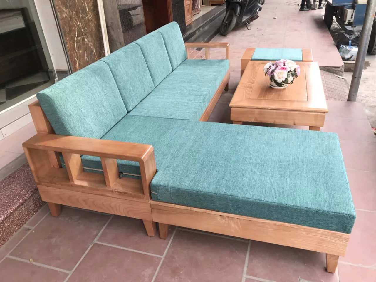 Mẫu sofa gỗ sồi tự nhiên bọc nỉ, tạo nên sự đơn giản và sang trọng