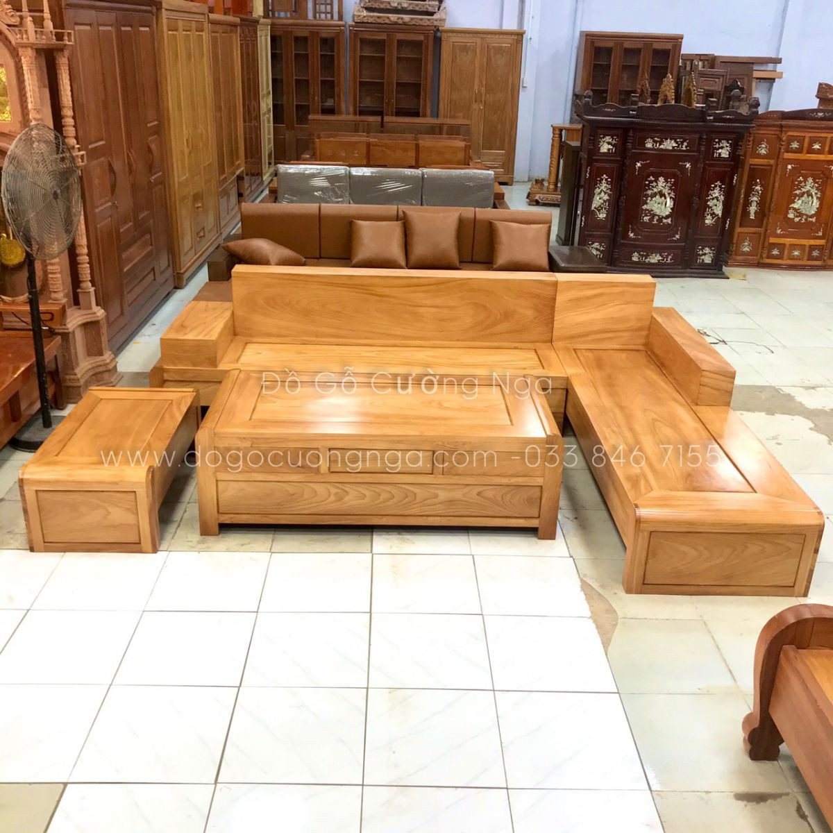 Mẫu sofa phòng khách gỗ gõ bọc nỉ cao cấp, kết hợp hài hòa giữa gỗ tự nhiên và vải mềm mại