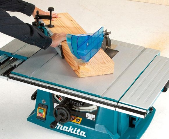 Máy cắt bàn gỗ hiện đại