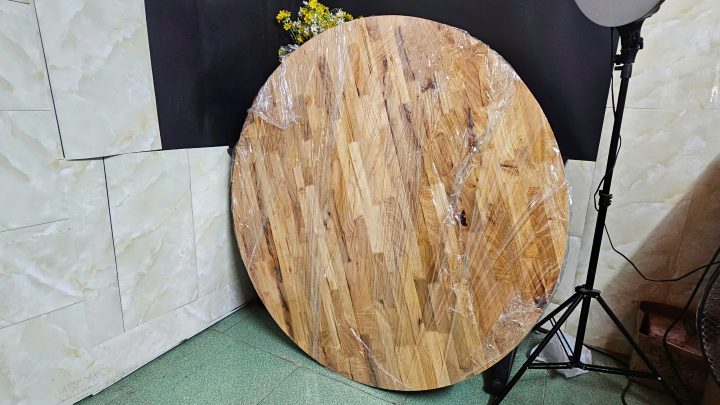 Máy CNC hiện đại đang cắt mặt bàn gỗ hình chữ nhật theo yêu cầu
