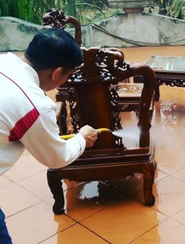 Máy rửa xe mini được sử dụng để làm sạch bụi bẩn trên bàn ghế gỗ ngày Tết