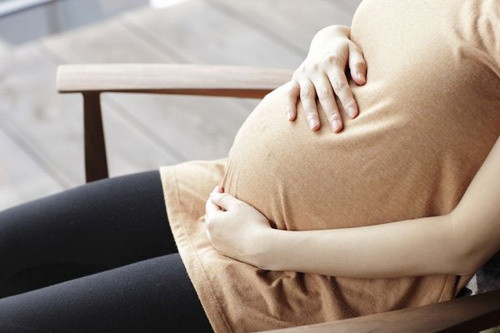Mẹ bầu ngồi không có lưng tựa ảnh hưởng cột sống