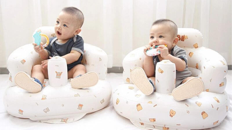Mẹ và bé mua sắm ghế tập ngồi hơi chính hãng tại cửa hàng