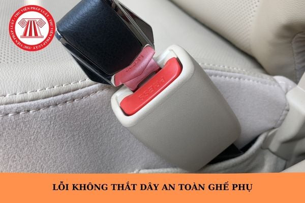 Minh họa hành khách ngồi ghế sau ô tô đang thắt dây an toàn, biểu tượng cho việc tuân thủ quy định giao thông về an toàn ghế sau.