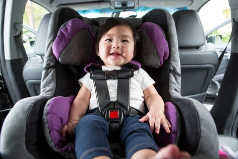 Minh họa một ghế an toàn chuyên dụng dành cho trẻ nhỏ được lắp đặt chắc chắn trên xe ô tô, thể hiện tầm quan trọng của thiết bị này trong việc bảo vệ trẻ em khi tham gia giao thông.