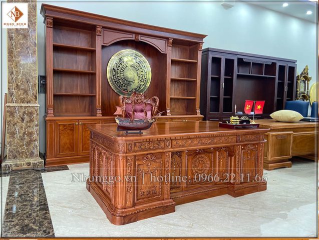 Mô hình thuyền buồm gỗ nhỏ đặt trên bàn làm việc mang ý nghĩa thuận lợi