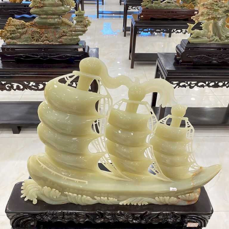 Mô hình thuyền buồm là vật phong thủy để bàn làm việc tuổi Mậu Ngọ tượng trưng cho sự thuận lợi, hanh thông
