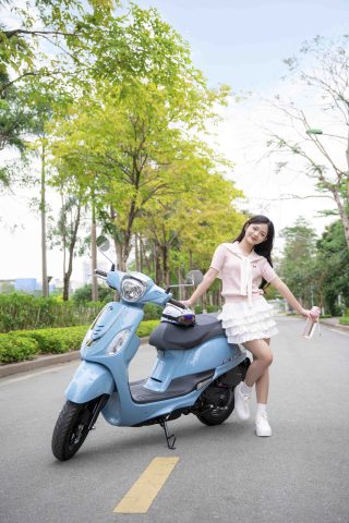 Một bạn học sinh chuẩn bị lên xe, gợi nhớ tầm quan trọng của việc kiểm tra lốp và van bơm trước mỗi chuyến đi