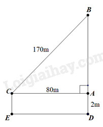 một bạn học sinh thả diều ngoài đồng