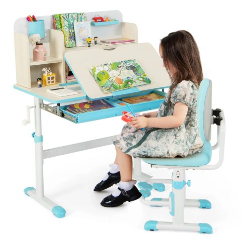 Một bé gái đang ngồi học tại bàn học với tư thế đúng chuẩn, gương mặt tập trung và thoải mái, minh họa tầm quan trọng của kích thước bàn học sinh cấp 1 phù hợp