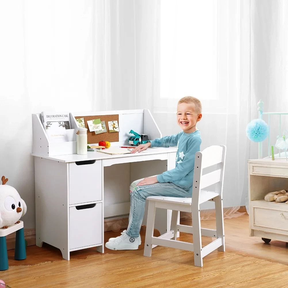 Một bé gái đang vui vẻ ngồi trên ghế học có tựa lưng cao, đọc sách, nhấn mạnh tầm quan trọng của việc chọn bàn ghế phù hợp với sở thích của trẻ bên cạnh yếu tố kích thước