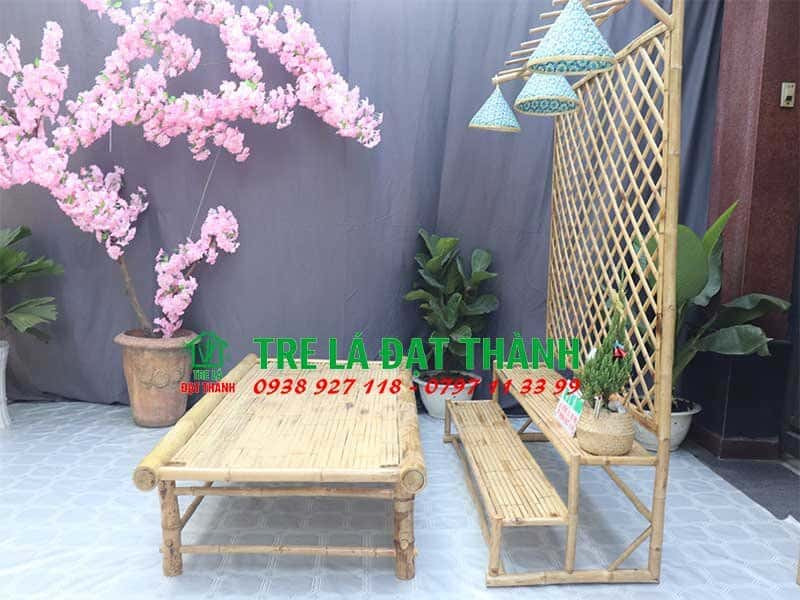 Một bộ bàn ghế chõng tre nhỏ gọn phù hợp cho ban công hoặc hiên nhà