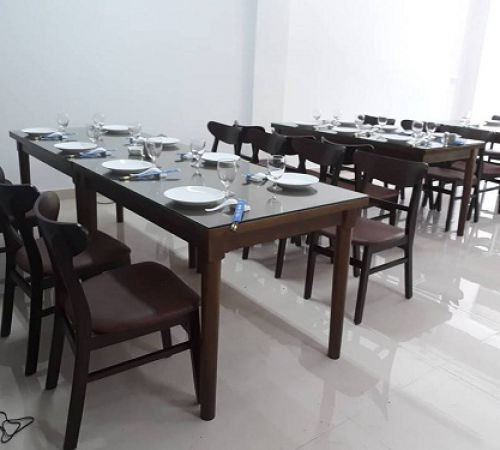 Một bộ bàn ghế đã qua sử dụng nhưng còn rất chắc chắn