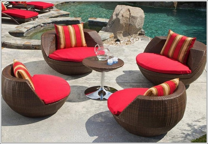 Một bộ bàn ghế ngoài trời phải chịu nhiều tác động xấu ảnh hưởng đến chất lượng