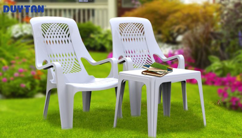 Một bộ ghế sofa nhựa Duy Tân màu kem sắp xếp gọn gàng trong không gian ngoài trời