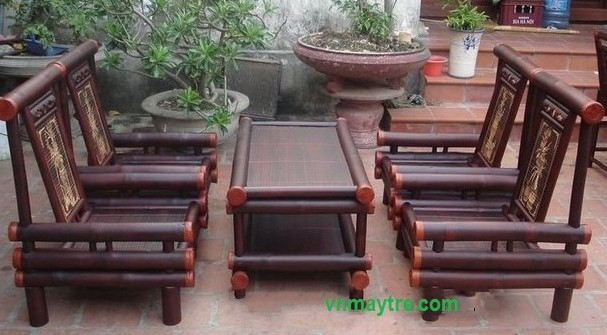 Một bộ sofa tre với thiết kế hiện đại, có đệm ngồi êm ái, mang lại sự thoải mái cho không gian phòng khách