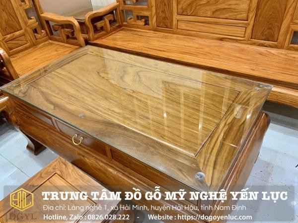Một chiếc ghế đơn sơn thủy gỗ gõ đỏ vững chãi, đường vân đẹp mắt