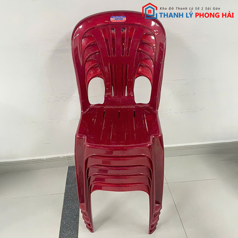 Một chiếc ghế nhựa Duy Tân thanh lý màu xanh lá, thiết kế tựa lưng cao, phù hợp không gian ngoài trời