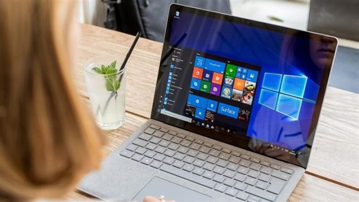 Một chiếc laptop trên bàn làm việc, minh họa cho việc kiểm tra phiên bản máy tính.