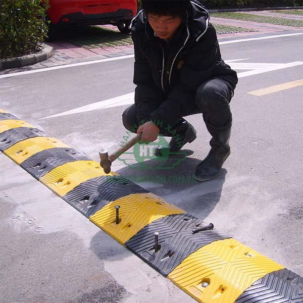 Một công đoạn trong quá trình thi công gờ giảm tốc cao su, đảm bảo tính thẩm mỹ và chức năng