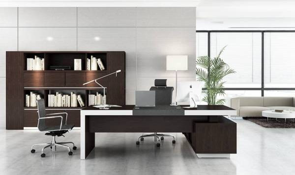 Một cột thủy tinh được đặt trên bàn làm việc