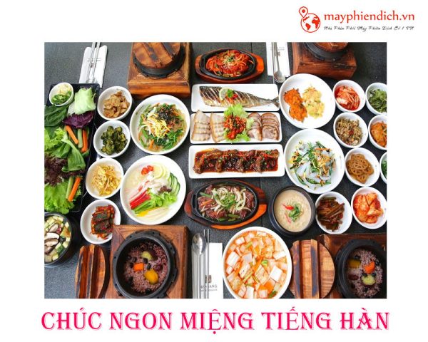 Một gia đình Hàn Quốc quây quần bên bàn ăn, thể hiện văn hóa chúc bạn ăn ngon miệng tiếng Hàn.