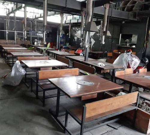Một góc trưng bày bàn ghế cũ đa dạng tại Bình Dương