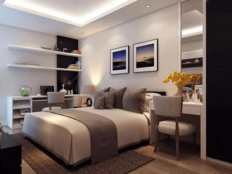 Một người đàn ông đang làm việc tại bàn gaming lớn, thể hiện sự lựa chọn kích thước bàn làm việc theo sở thích cá nhân