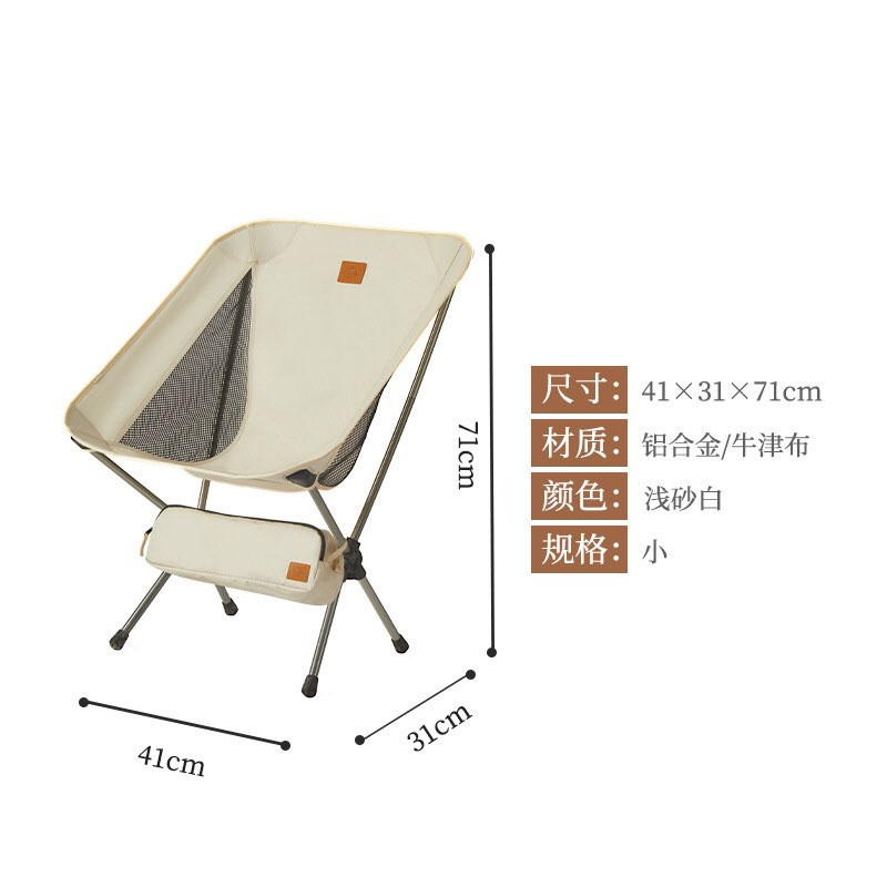 Một người phụ nữ đang thư giãn trên ghế du lịch có tựa lưng cao, tận hưởng không khí trong lành