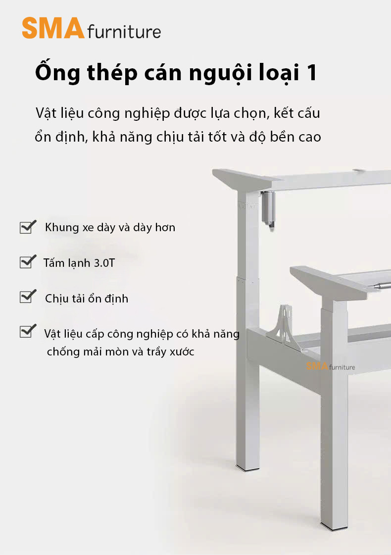 Một người phụ nữ làm việc tại bàn làm việc đôi có tích hợp ổ cắm