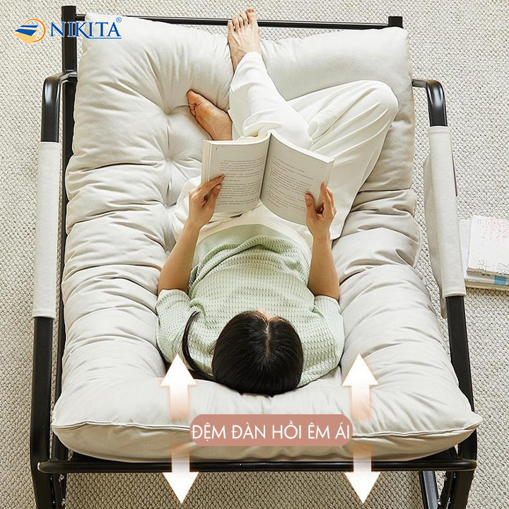 Một người phụ nữ ngồi thư giãn trên ghế bập bênh Takeda