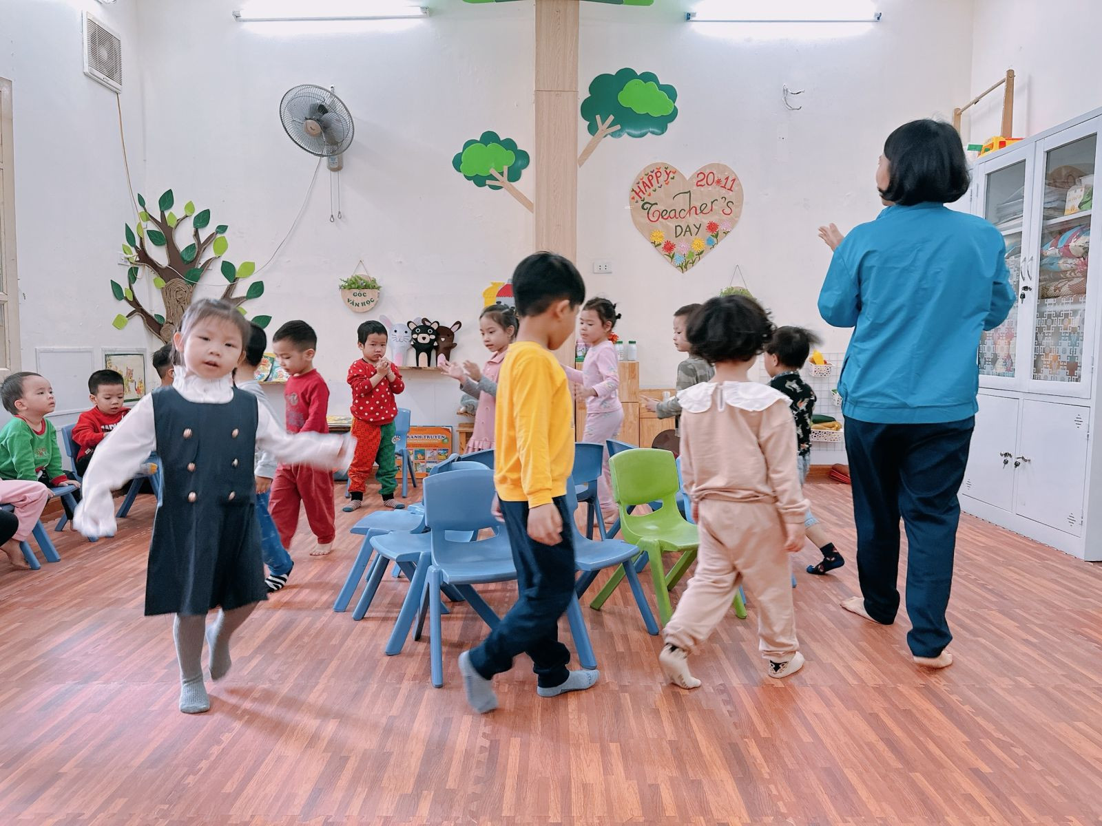 Một nhóm trẻ đang hào hứng tham gia hoạt động trò chơi ngồi ghế ngoài trời