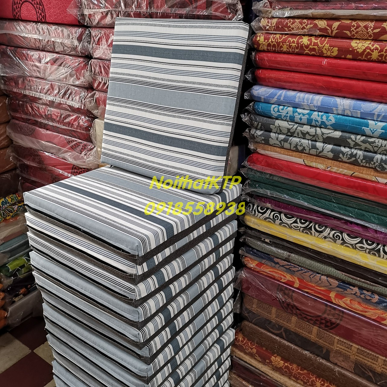 nệm lót ngồi màu xám cho ghế gỗ