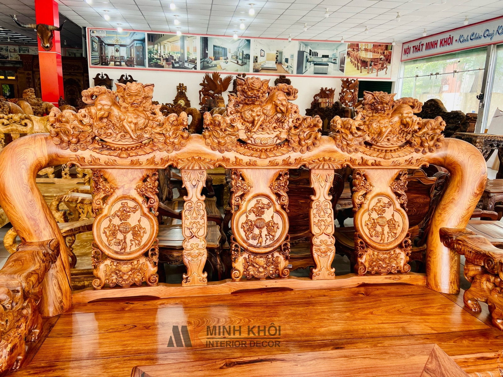 Ngăn kéo tiện lợi và chi tiết chạm khắc tinh xảo trên bộ bàn ghế gỗ cẩm lai tay 16 16