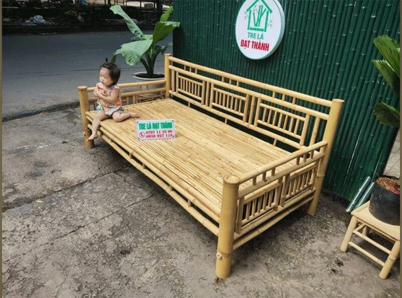 Nghệ nhân đang chế tác một chiếc chõng tre, thể hiện sự tỉ mỉ trong từng công đoạn