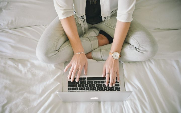 Ngồi khoanh chân trên ghế có thể giúp thư giãn tinh thần và cải thiện tư thế