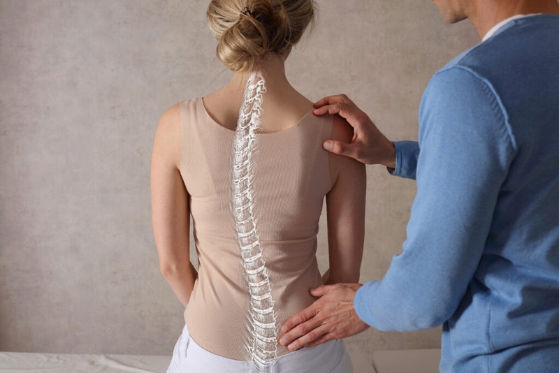 Ngồi xếp bằng trên ghế quá lâu hoặc sai tư thế có thể gây đau lưng và ảnh hưởng đến cột sống
