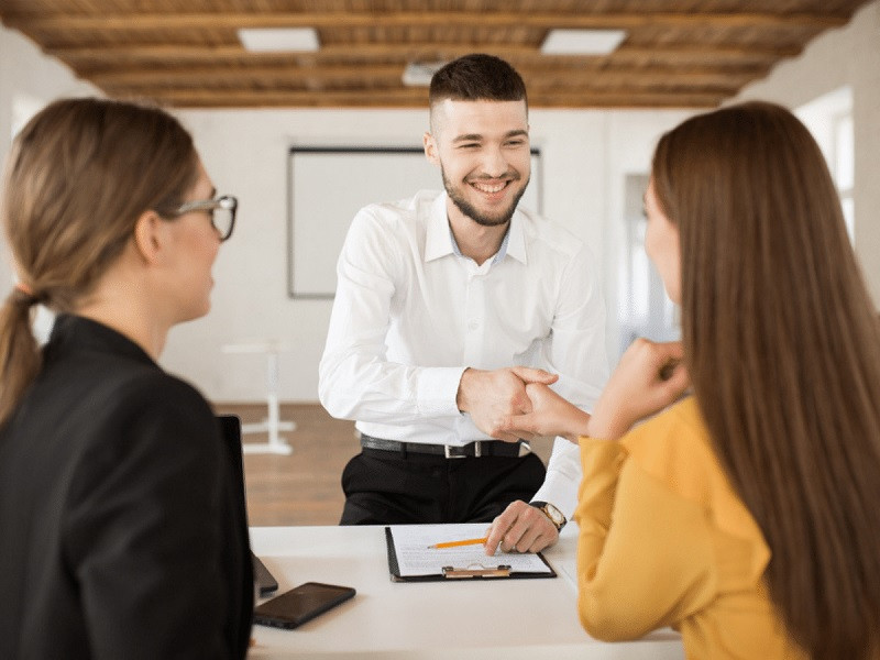 Người đàn ông suy nghĩ trong không gian làm việc cá nhân