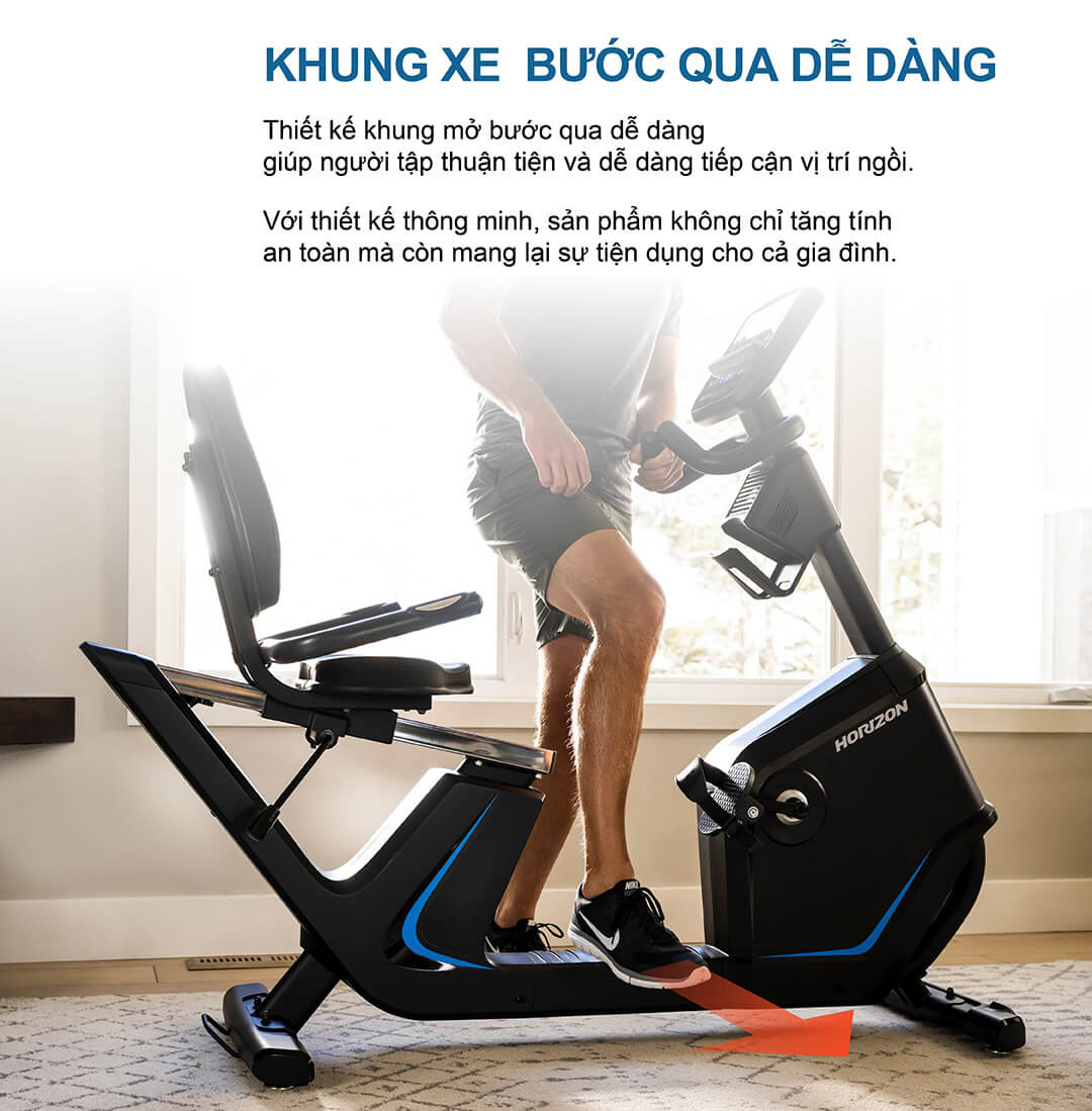 Người dùng đang điều chỉnh ghế tựa lưng để có tư thế thoải mái nhất