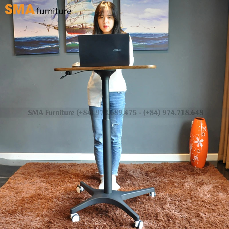 Người dùng đang làm việc trên bàn làm việc laptop ergonomic, tốt cho sức khỏe.