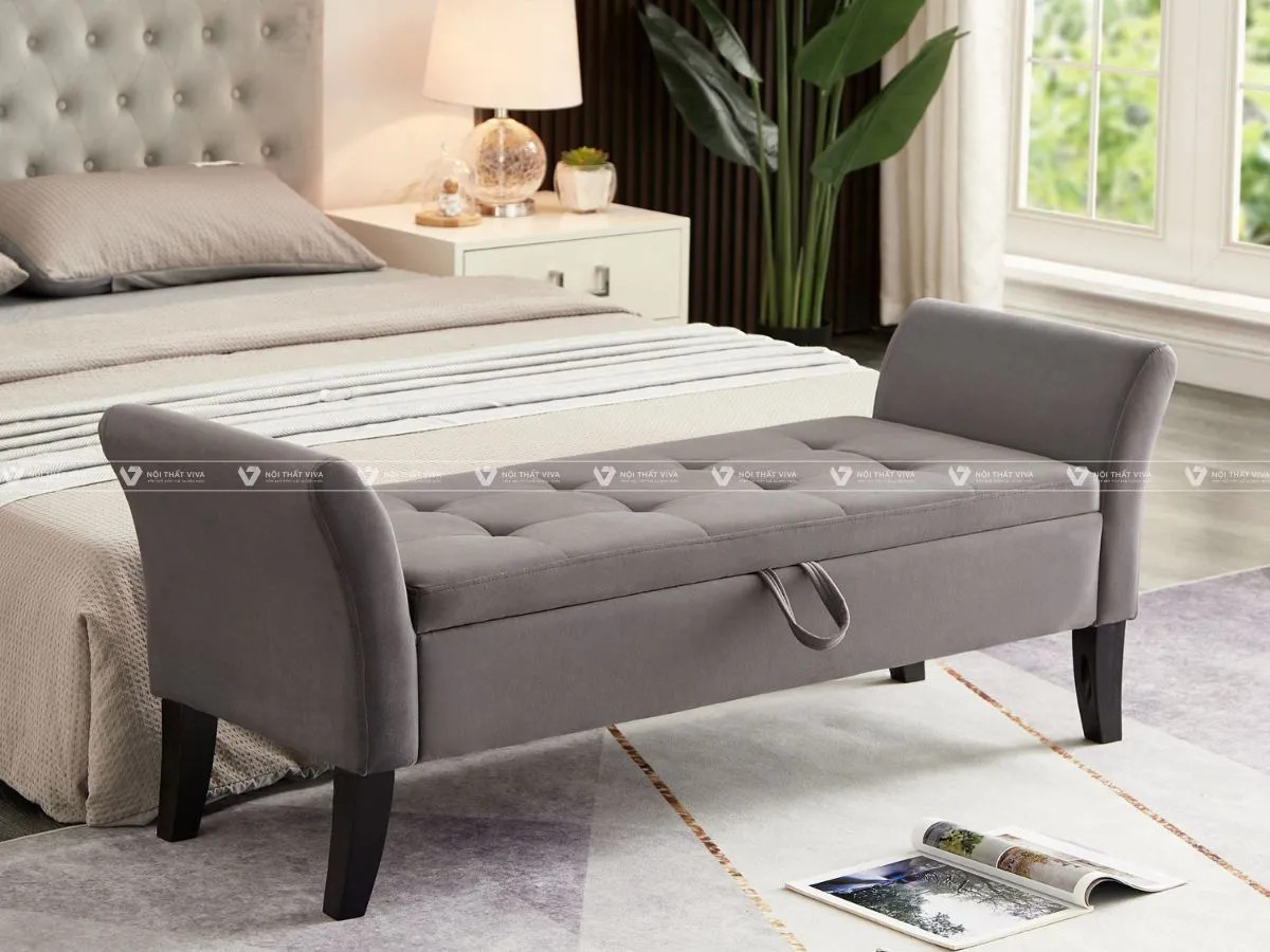 Người dùng đang ngồi thư giãn thoải mái trên ghế sofa đơn trong phòng ngủ, trải nghiệm sự êm ái và tiện nghi của nội thất