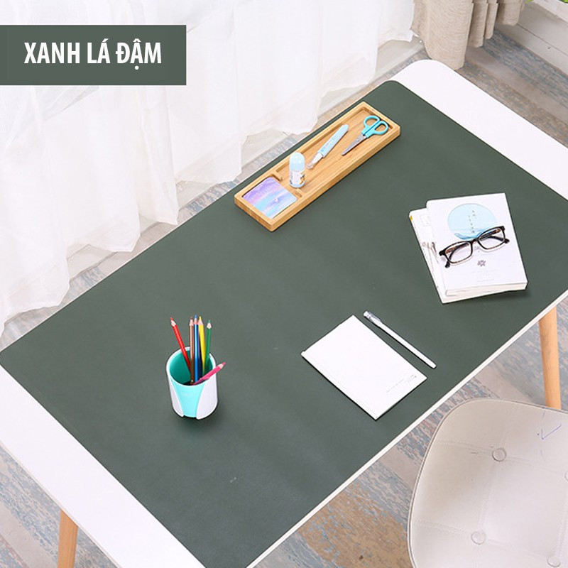 Người dùng thao tác chuột mượt mà trên bề mặt tấm lót bàn làm việc Xiaomi