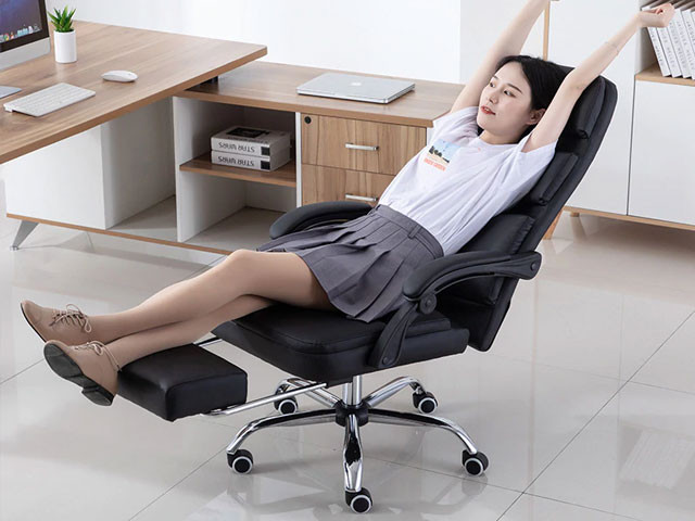 Người dùng thư giãn trên ghế ngủ trưa văn phòng Hòa Phát, tối ưu hóa năng lượng buổi chiều