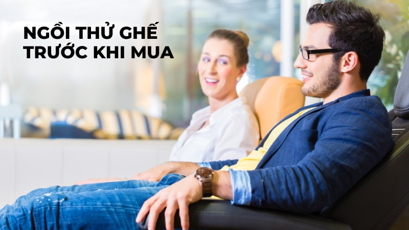 Người dùng thử ngồi ghế để chọn ghế ngồi cho người đau cột sống phù hợp