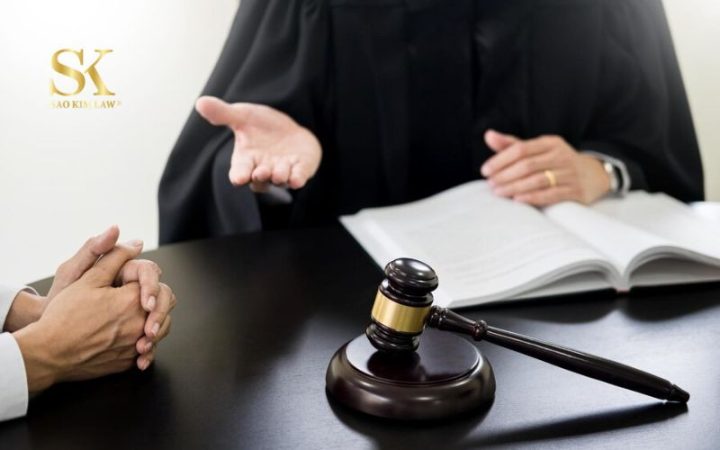 Người đương sự đang tìm hiểu về quyền kháng cáo một bản án dân sự sơ thẩm tại tòa án.