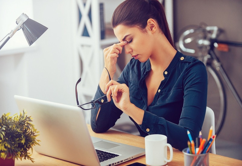 Người làm việc máy tính với tư thế ngồi không đúng gây mỏi mắt